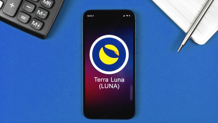 Símbolo de Terra Luna. Comercio con criptomonedas, dinero digital y virtual, banca con concepto de teléfono móvil. Espacio de trabajo empresarial, vista superior de la mesa