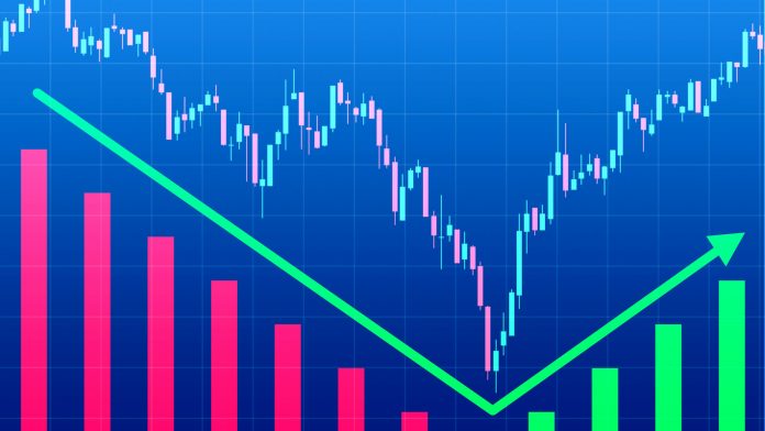 Tres gráficos diferentes muestran un rebote. El fin de la recesión en la economía. Concepto - Rebote tras el colapso de la economía. Concepto - rebote de gato muerto. Gráficos financieros sobre un fondo azul.