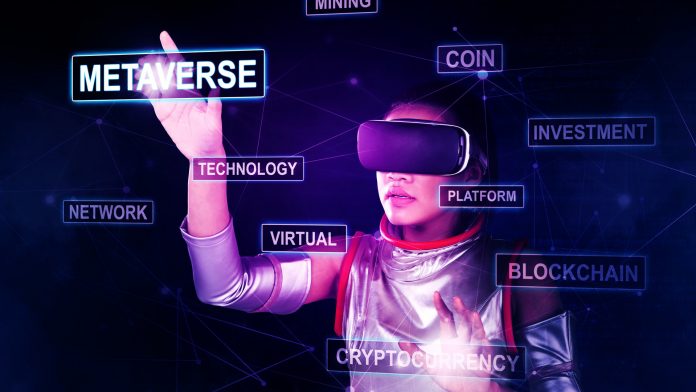 Donna futuristica che tocca la parola metaverse mentre fa trading di criptovaluta nel cyberspazio